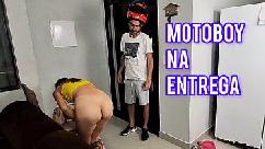 Safada sozinha em casa recebe motoboy só de toalha de banho